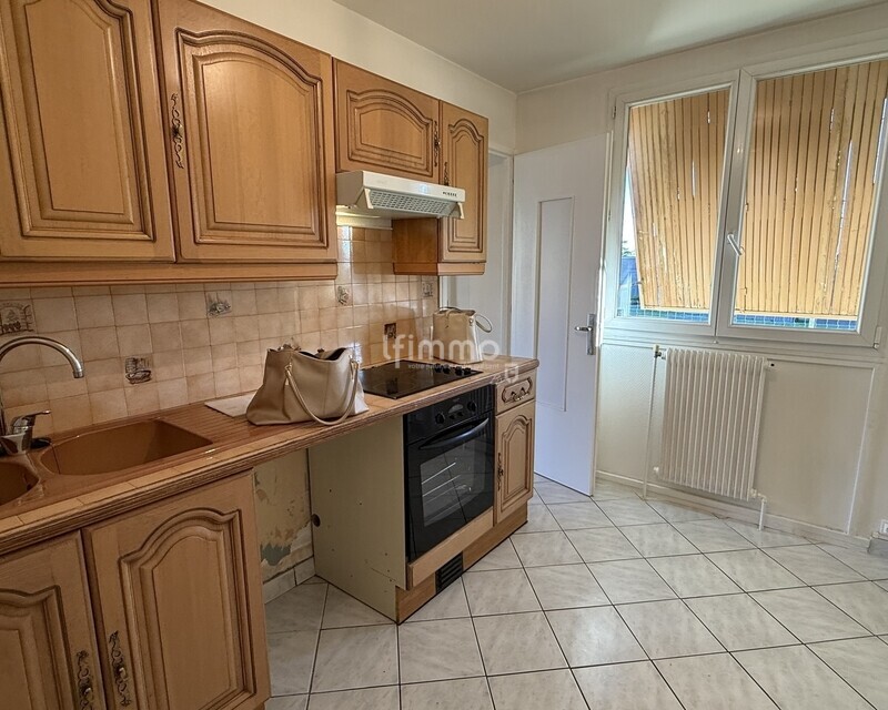 Grand t3 rénové de 69,76 m² + parking et cave - cuisine 8 m²