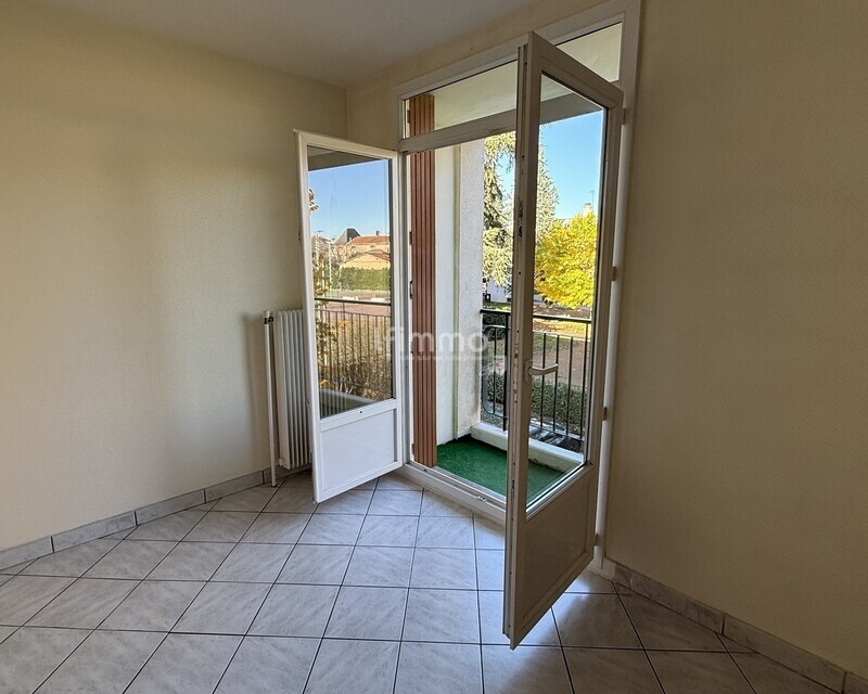 Grand t3 rénové de 69,76 m² + parking et cave - Img 1604