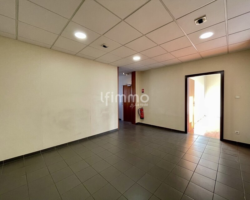 Spacieux et lumineux locaux professionnels au coeur du centre ville - Salle d attente b