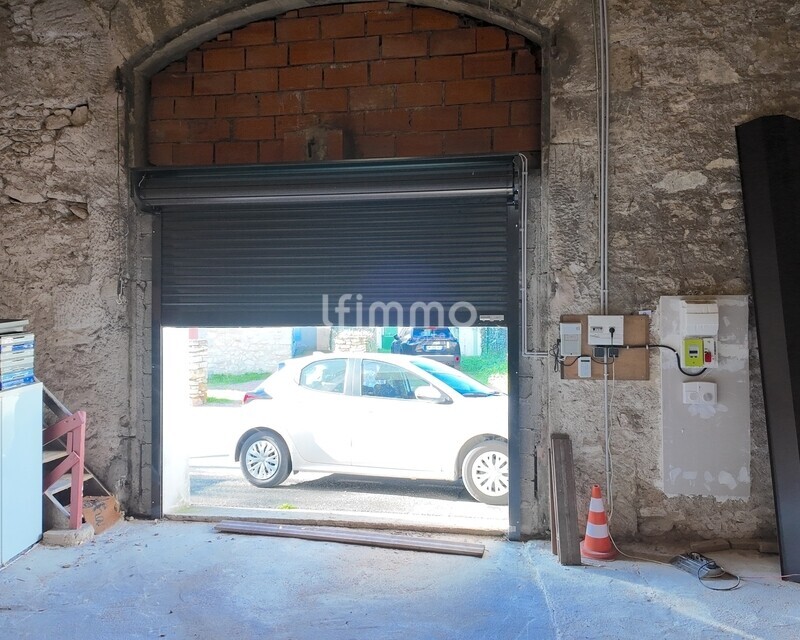 À Vinassan,  découvrez une remise viticole au fort potentiel. - Portail entrée