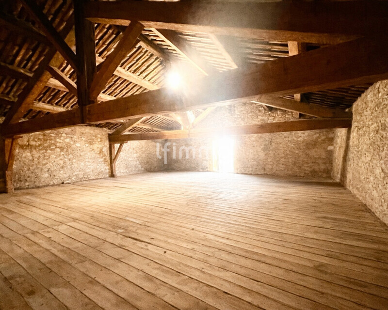 À Vinassan,  découvrez une remise viticole au fort potentiel. - Grange vide sous une lumière chaude