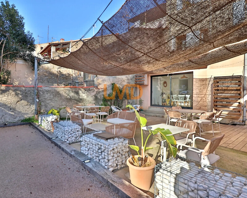 Fonds de commerce de restauration - Cours intérieure - Emplacement N°1 - Ia generated 1770024725