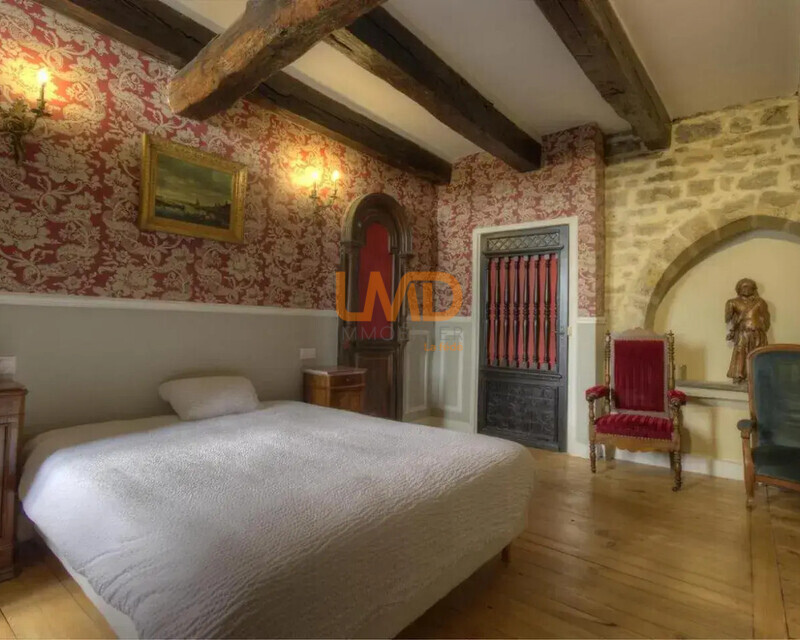 Hôtel particulier du 13ème siècle entièrement rénové - 373714428