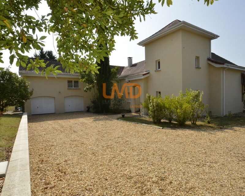 Maison 215 m² et appartement indépendant, grand terrain avec piscine. - Tan8761