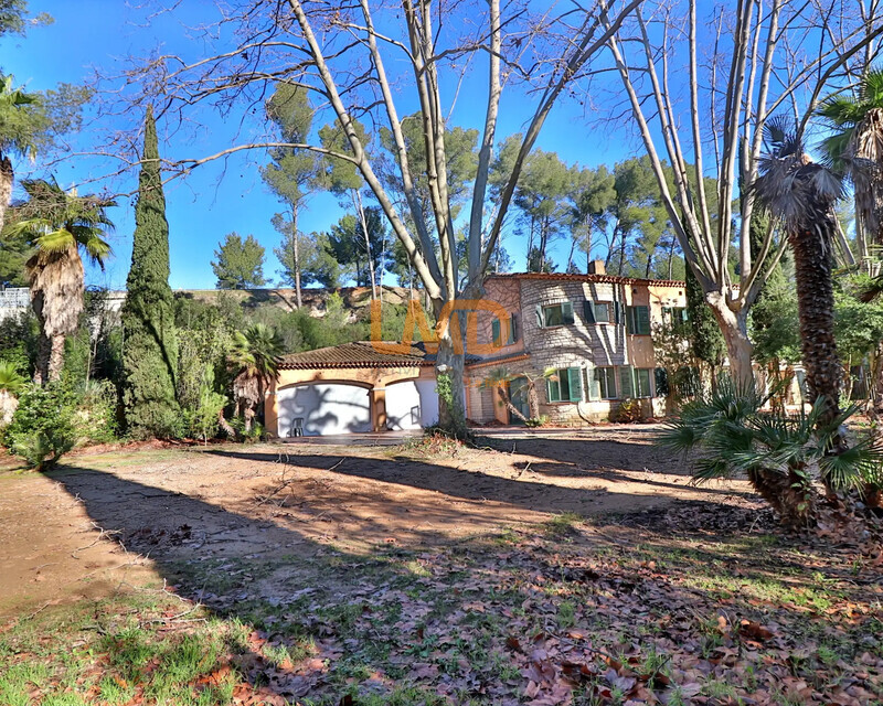 Bastide de charme - Murs commerciaux - Enorme potentiel - Ia generated 1770625526