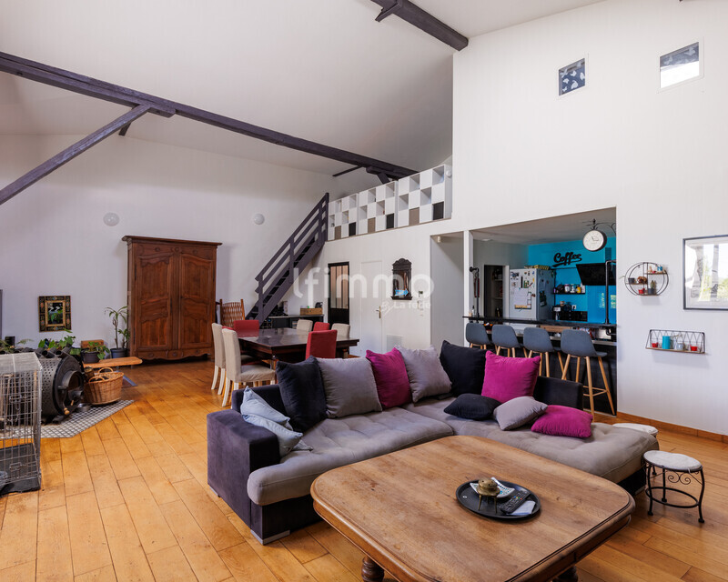 Maison en pierre rénovée avec grand sous-sol - Salon-5
