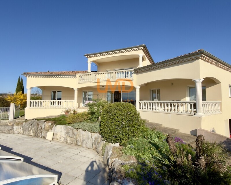 Villa d'exception de 210 M² + 7 000 M² de terrains constructibles  - Devanture maison