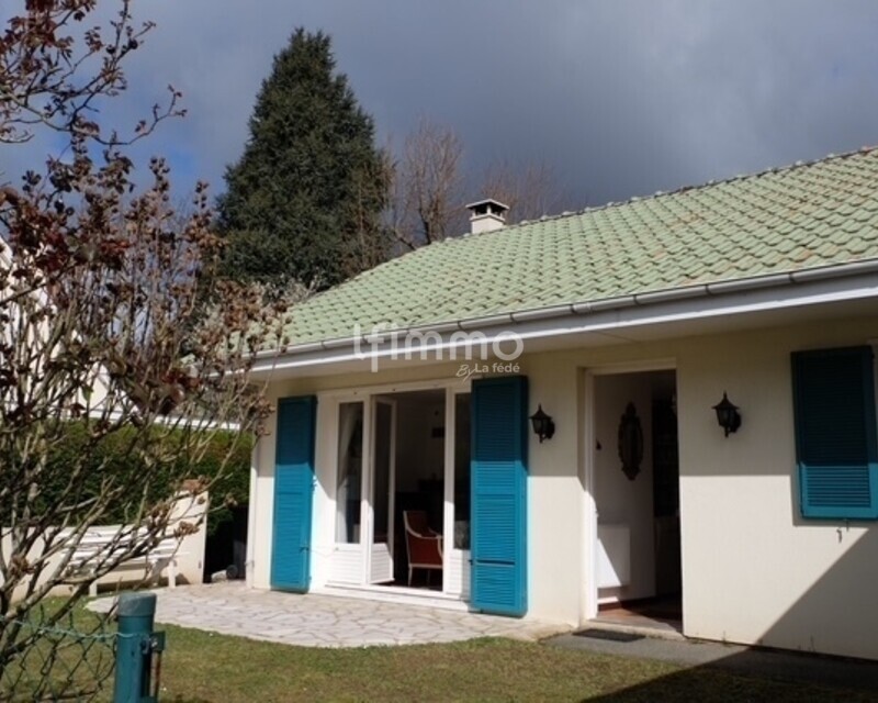 Maison 7 P avec véranda et jardin dans les quartiers chics de Mennecy  - Vue sur rue