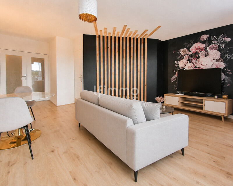 Appartement meublé 2 pièces au centre-ville avec parking couvert - Salon aménagé 