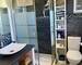 5 mn de Nîmes, 132 m2, 5 pièces, jardin méditerranéen, garage, DPE B/A - salle de douche avec WC au 1er étage