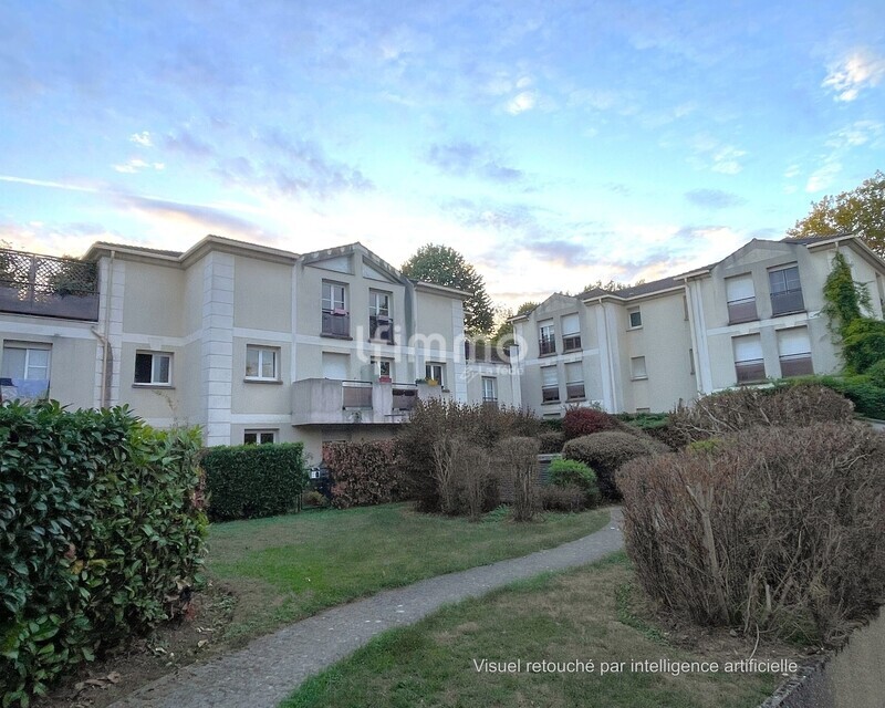 Appartement 3 pièces premier étage avec balcon et parking privatif - Immeuble - copie