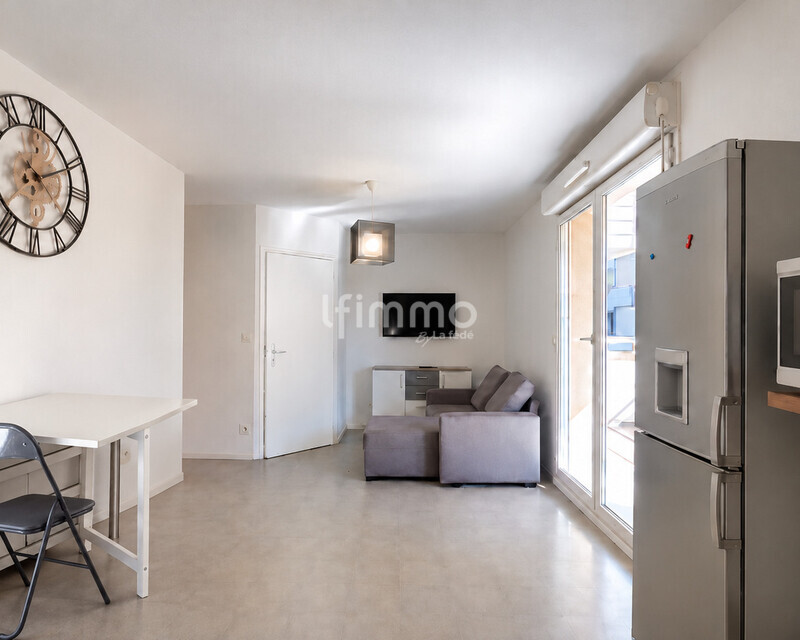 Illzach – Appartement en rez-de-chaussée avec terrasse 15 m², piscine - Intérieur minimaliste avec table pliante