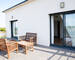 Villa familiale contemporaine 4 chambres piscine garage - Terrasse moderne immaculée au soleil